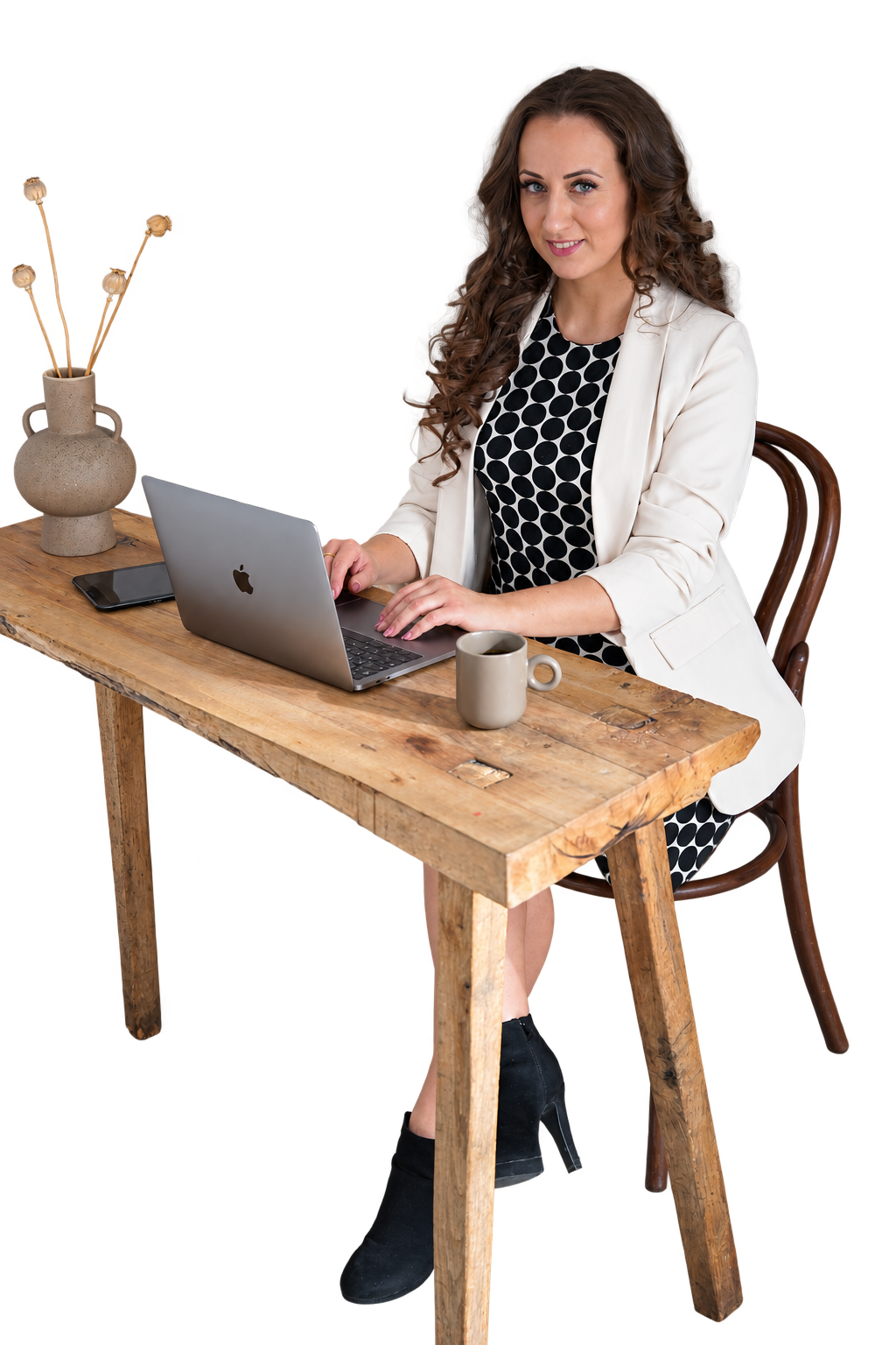 Poór Viktória laptop mellett